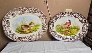 lot 66 image: Spode Handpainted Bird Decorative Platter Pair - Woodland