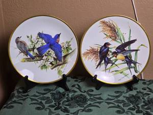 lot 164 image: Roger Tony Peterson - 24kt Gold Decorated Limited Edition Bird Plate Pair - Bluebird  Barn Swallow