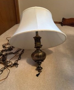 lot 23 image: Stiffel Brass Swag Lamp
