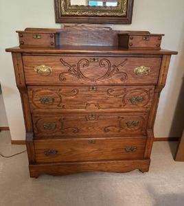 lot 17 image: Victorian Oak Chest of Drawers