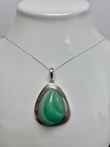 lot 20 image: Excellent Vintage BURLE MARX Forma Livre Large Carved Chrysoprase & Sterling Silver Pendant
