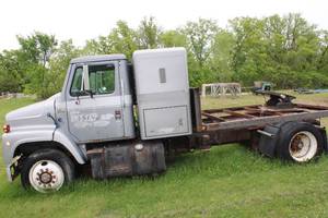 lot 8 image: Used International Truck Chassis with Attached Storage Box - Parts Only