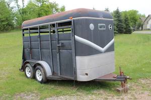 lot 9 image: Used Horse Trailer with Dual Axle - Reserve set at $1,000