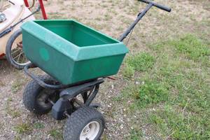 lot 17 image: Green Garden seed spreader with Handle