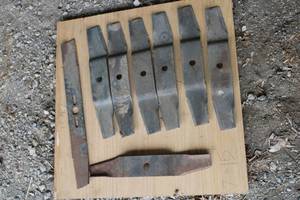 lot 46 image: Set of 8 New Lawn Mower Blades
