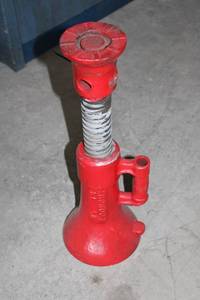 lot 58 image: Heavy Duty Red Mechanical Screw Jack