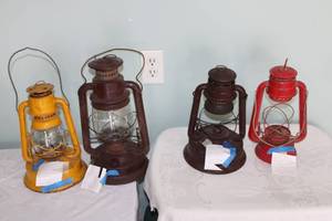 lot 63 image: Set of 4 Vintage Dietz Oil Lanterns in Mixed Colors