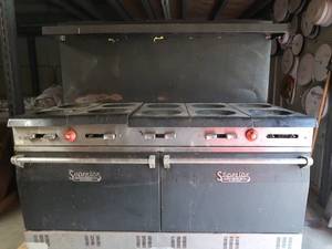 lot 2 image: 10 BURNER STOVE  CONVECTION OVEN