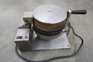lot 11 image: BELGIAN WAFFLE IRON