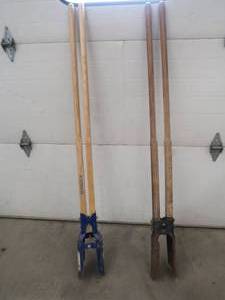 lot 24 image: SEYMOUR POST HOLE DIGGER AND VINTAGE POST HOLE DIGGER