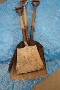lot 28 image: 3 SHOVELS AND A TARP
