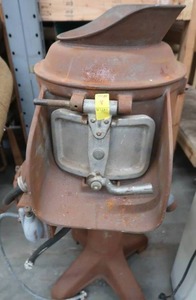 lot 8 image: VINTAGE CAST IRON  ELECTRIC POTATO PEELER