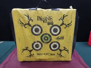 lot 33 image: BONE COLLECTOR  300 BAG FIELD POINT ARCHERY TARGET
