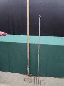 lot 38 image: VINTAGE FISHING SPEARS