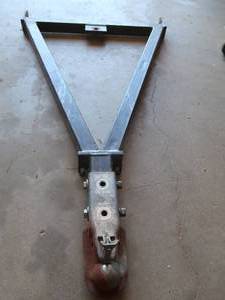 lot 43 image: TOW BAR WITH BALL HITCH