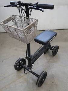 lot 58 image: KNEE ROVER  KNEE CYCLE STEERABLE WALKER