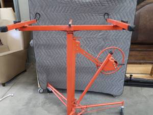 lot 60 image: DRYWALL AND PANEL HOIST