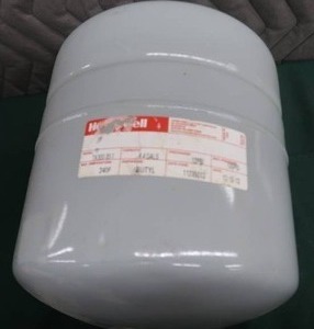 lot 84 image: HONEYWELL PRESSURE TANK