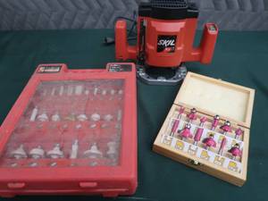 lot 85 image: SKIL PLUNGE ROUTER WITH CARBIDE SETS