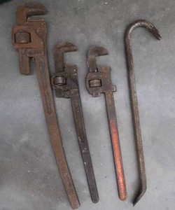 lot 98 image: PIPE WRENCHES AND CROW BAR