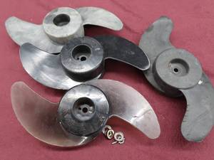 lot 130 image: TROLLING MOTOR PROPS