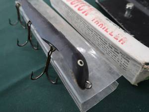 lot 137 image: MUSKIE LURE AND TROLLING MOTOR MOUNT