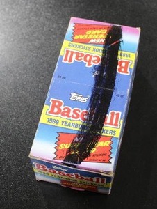 lot 94 image: 1989 Topps Baseball Yearbook Sticker Pack Box  48 Packs
