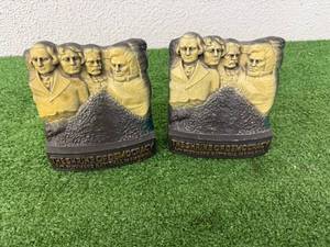 lot 11 image: Mount Rushmore Bookends