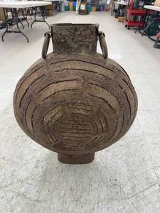 lot 17 image: Large Metal Item