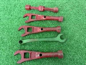 lot 24 image: Vintage International & Ford Wrenches