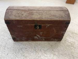 lot 126 image: Wood Chest