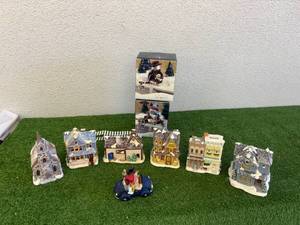 lot 142 image: Holiday Buildings & Figurines