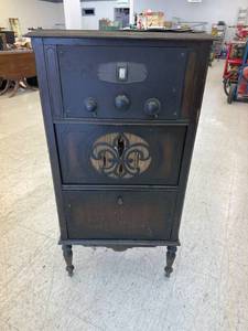 lot 147 image: Antique Kolster Radio