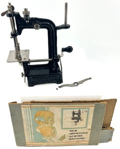 lot 22 image: Antique Peerless Automatic Salesman Sample Sewing Machine