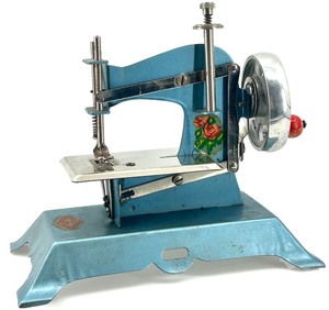 lot 25 image: Vintage Mini Brevete Sewing Machine, Made in France