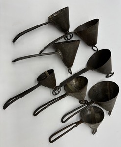 lot 39 image: Set of 8 Vintage Metal Cone shaped Ice Cream Scoops