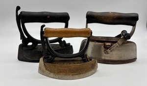 lot 45 image: Set of 3 Vintage Cast Iron Irons with Wooden Handles