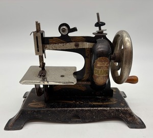 lot 70 image: Vintage Diana Toy Sewing Machine
