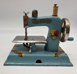 lot 71 image: Vintage KAY an EE Sew Master Toy Sewing Machine
