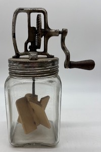 lot 75 image: Dazey Churn & Mfg Co Vintage Hand-Crank Butter Churn No. 20
