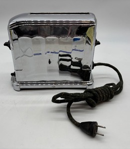 lot 80 image: Vintage Chrome Toaster with Adjustable Browning Control