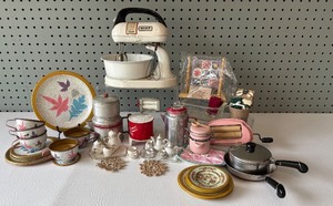 lot 102 image: Assorted Miniature Toy Kitchen Set with Vintage Mixer