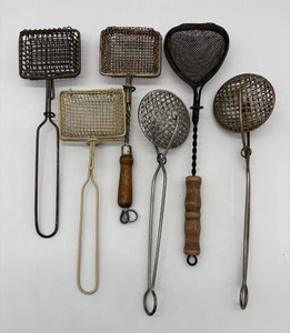 lot 105 image: Set of 6 Vintage Wire Mesh Soap Savers with WoodenMetal Handles