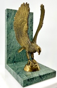 lot 145 image: Decorative Bronze Eagle Bookend on Green Marble Base