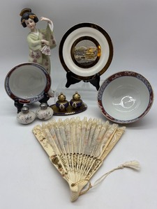 lot 176 image: Japanese Themed Vintage Collectible Porcelain Set
