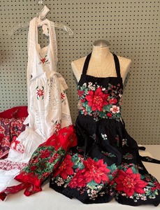 lot 180 image: Collection of 10 Vintage Christmas-Themed Aprons
