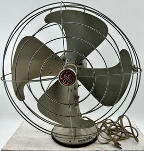 lot 190 image: Vintage General Electric Oscillating Desk Fan