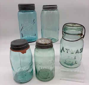 lot 195 image: Set of 5 Vintage Mason Jars with Lids