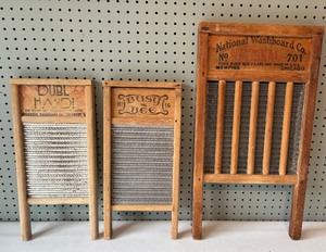 lot 206 image: Set of 3 Vintage Wooden Washboards by National, Dubl Handi, Busy Bee