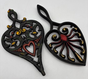lot 233 image: Set of 2 Vintage Cast Iron Trivets with Heart and Floral Design